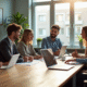Groupe de jeunes professionnels en réunion dans un bureau lumineux